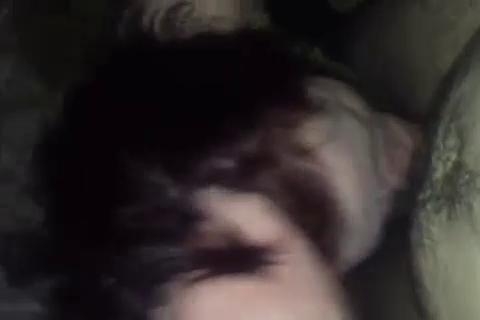 На коленях армянка сосет член без презерватива