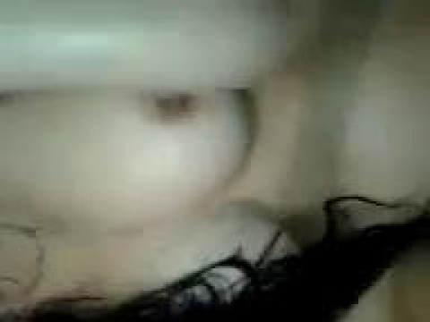 Крупным планом на камеру казашка мастурбирует бритую пизду супер